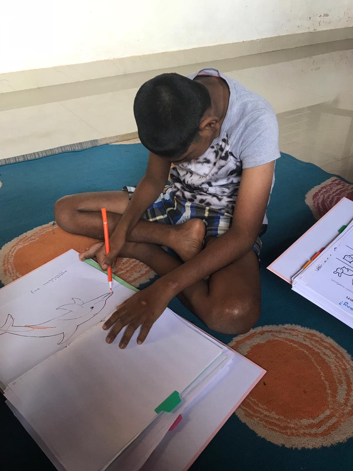 Maartje zorgde dat de kinderen nieuwe schoolspullen kregen. 