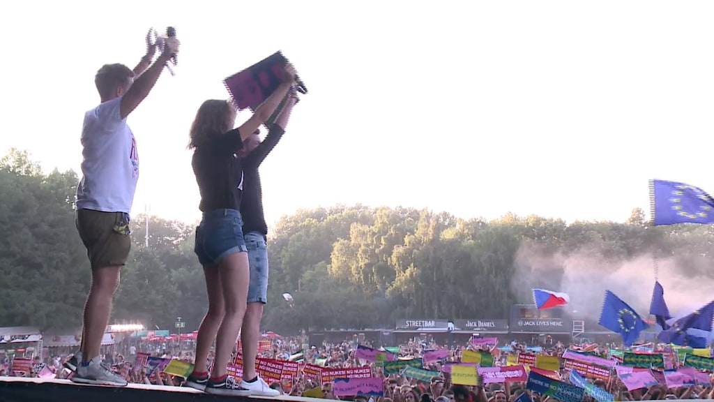 Jonge Nederlanders spreken duizenden festivalbezoekers toe: 'Inspirerend moment'