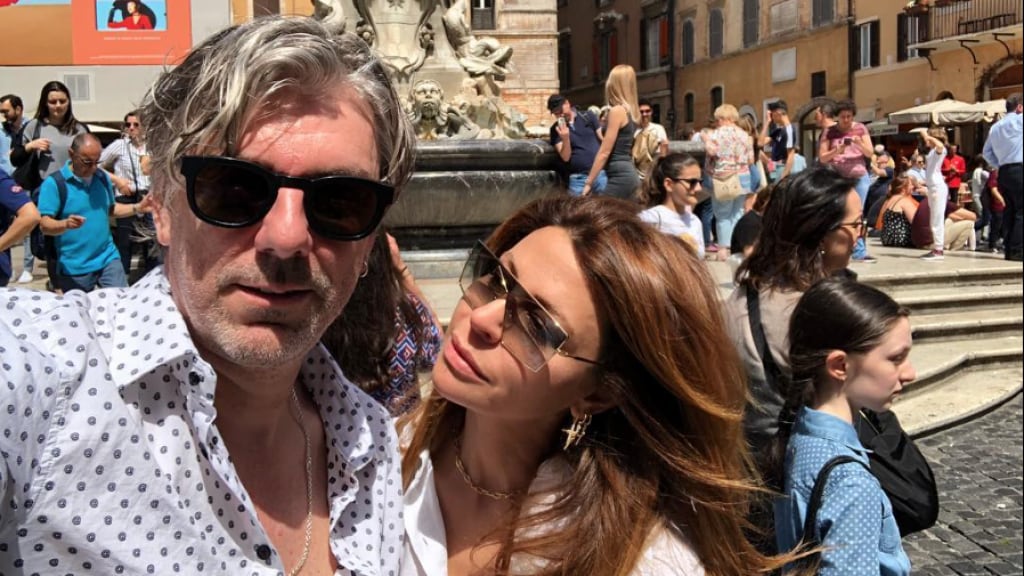 Ruud de Wild en Olcay Gulsen genieten tijdens liefdestripje