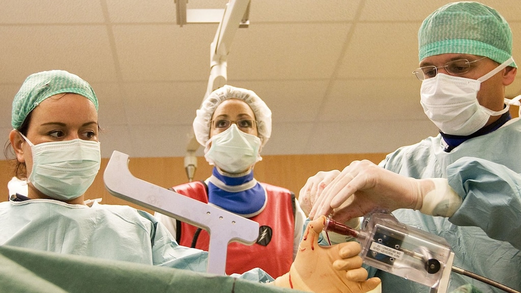 Mensen die muziek luisteren tijdens een operatie hebben minder medicijnen nodig