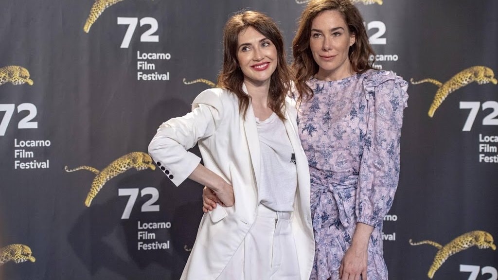 Halina Reijn en Carice van Houten delen outfit rode loper-moment