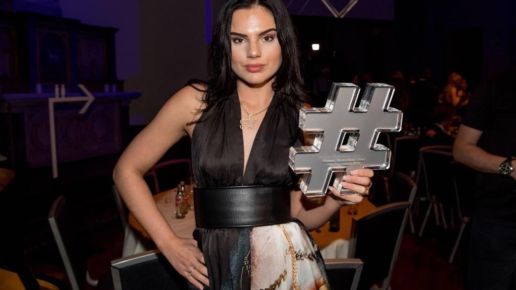 Famke Louise schiet jury Holland's Next Top Model te hulp