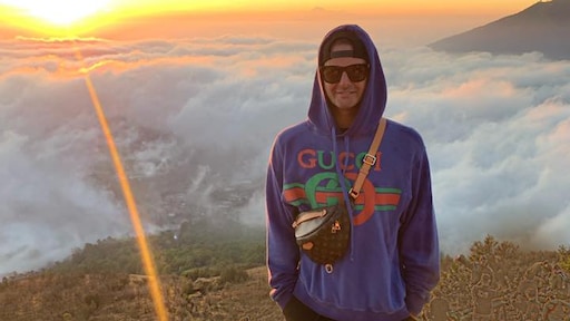 Hysterisch: Fred van Leer bereikt top van Mount Batur