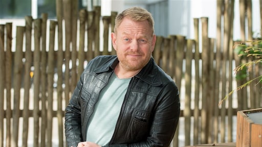 Martijn Fischer presenteert en speelt anekdotes in nieuwe show