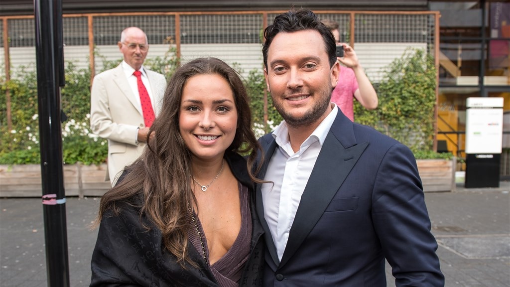 Tino Martin zet zijn vriendin in het zonnetje