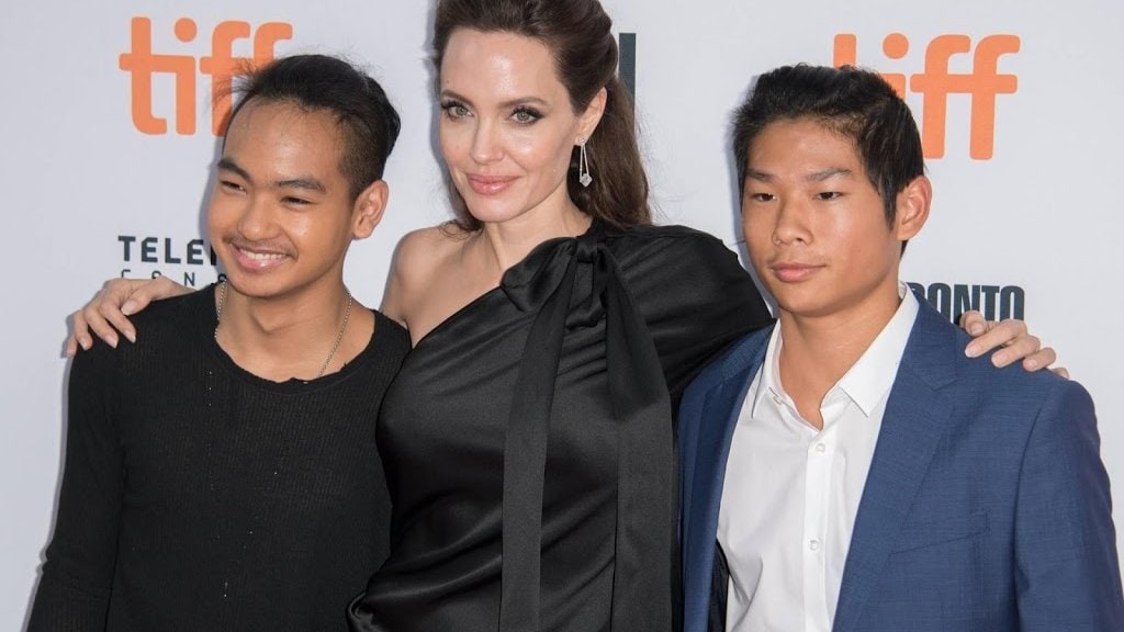 Angelina Jolie brengt zoon hoogstpersoonlijk naar universiteit