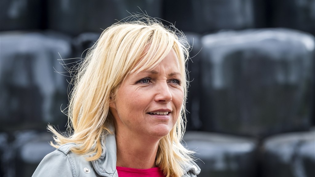 Koe neemt Yvon Jaspers te grazen: 'In mijn mond gepiest'