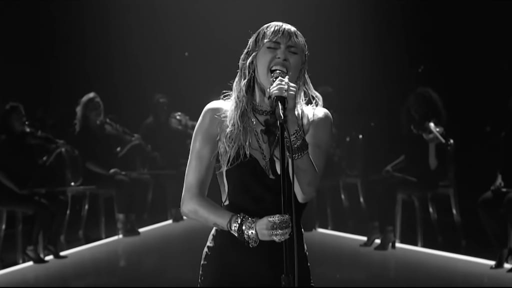Miley Cyrus geeft emotioneel optreden tijdens VMA