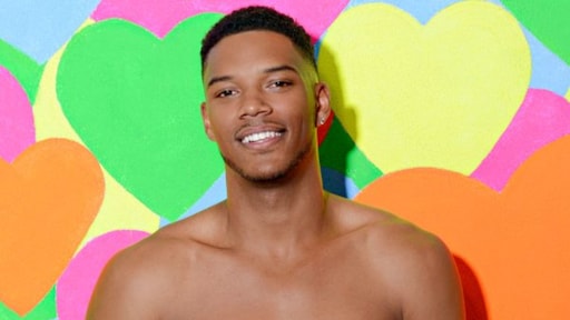 Love Island UK-Theo verliest zicht in één oog door champagnekurk