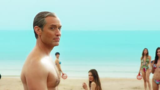 Jude Law uit de kleren in nieuwe trailer The New Pope