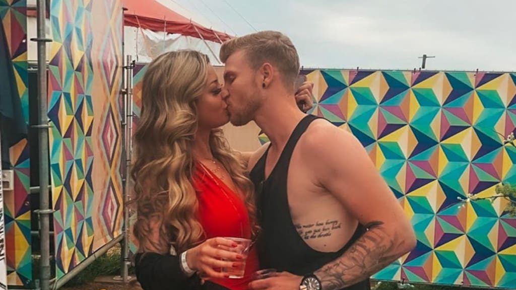 Temptation-Milou en Heikki nemen matchende tattoos