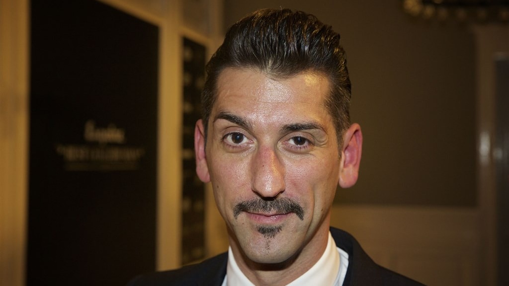 Zanger Danny Vera redt man uit gracht