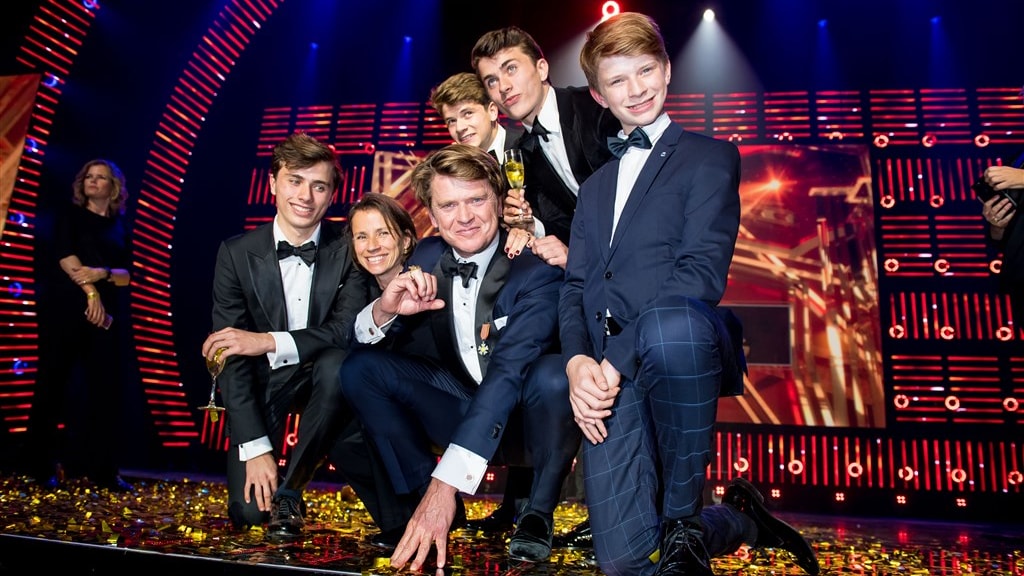 Beau en zijn gezin na het winnen van de Televizier-Ring voor Beau Five Days Inside.