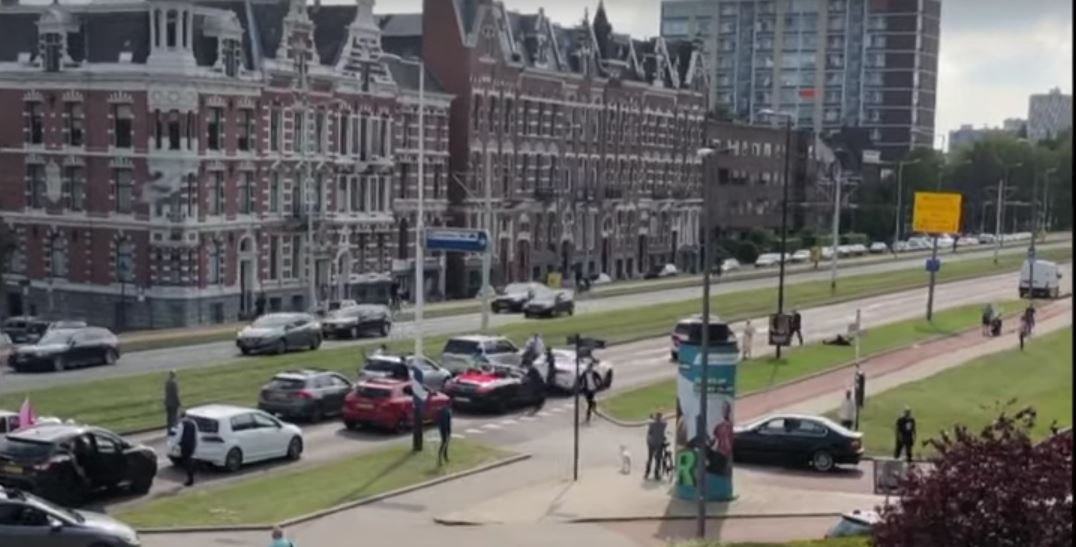 Agent neergeslagen bij controle trouwstoet in Rotterdam