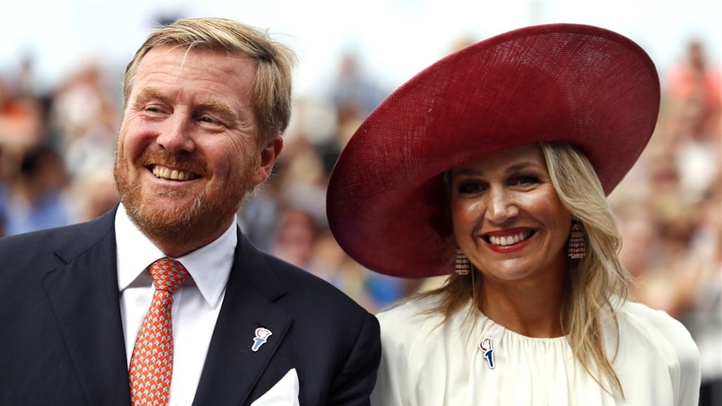 Koning voor het eerst tijdens officiële werkdag met 'vakantiebaard'