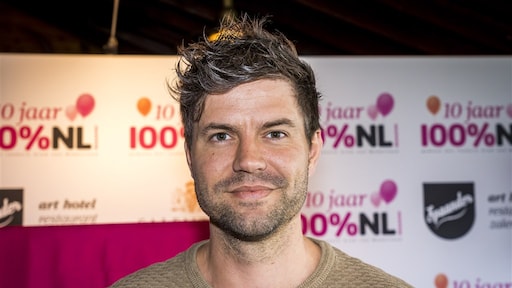 LOL: Simon Keizer krijgt blouse nog amper dicht na vakantie