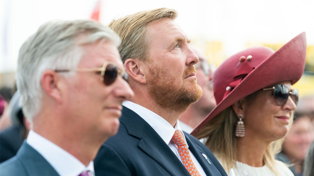 Koning Willem-Alexander (met baard) naast koning Filip van België en koningin Maxima.