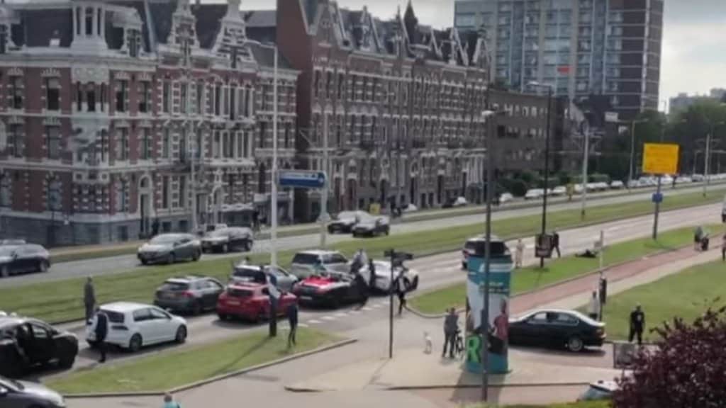 Vrouw van knock-out geslagen agent laaiend: 'Wees een man en meld je'