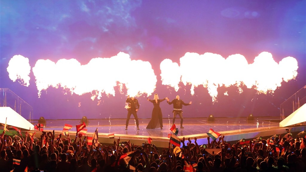 Het decor moet ook vlammenwerpers bevatten.