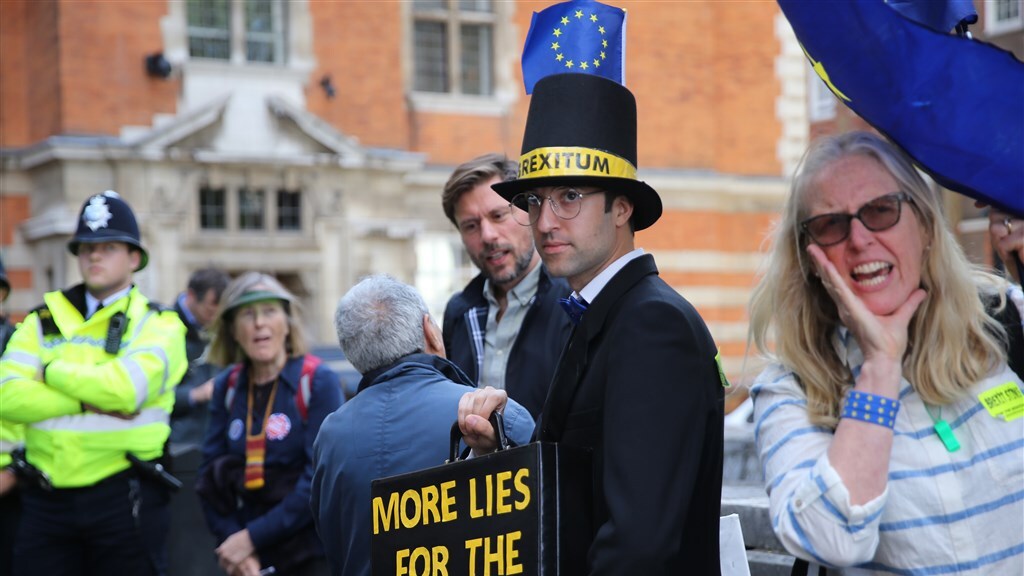 Een activist, verkleed als parlementslid Jacob Rees-Mogg, protesteert in Londen.