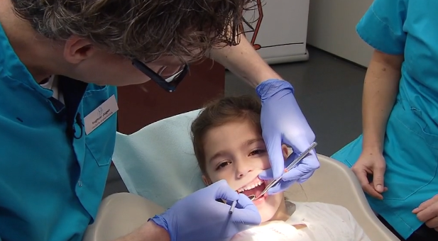 Mijden tandarts kan desastreus zijn voor kind: 'Vaak zwarte tanden'