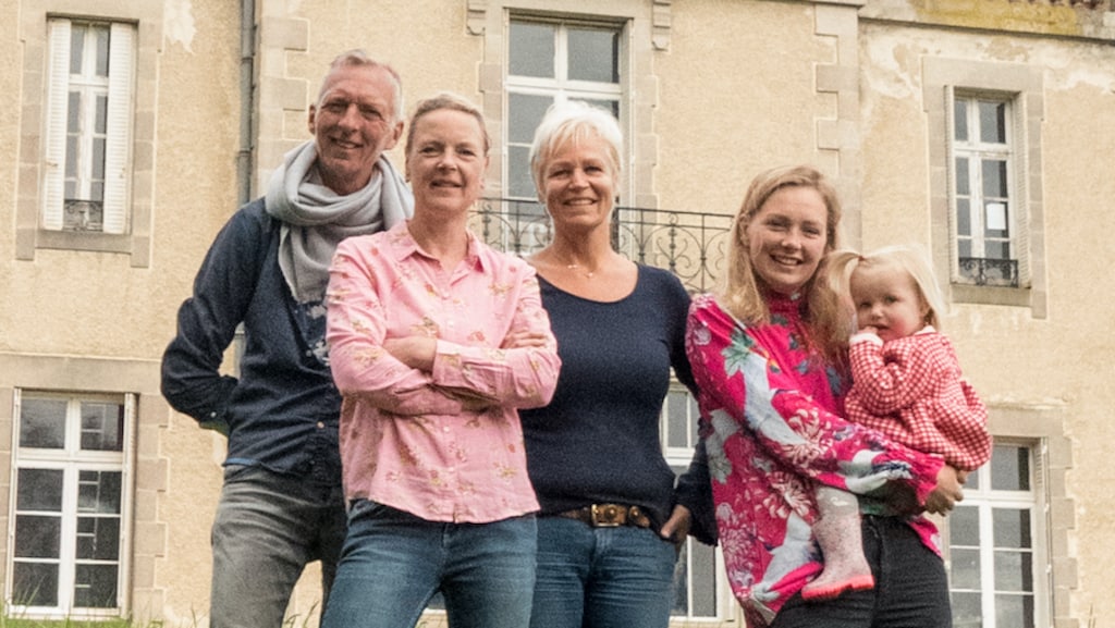 Chateau Meiland breekt in tweeën: Caroline terug in Nederland