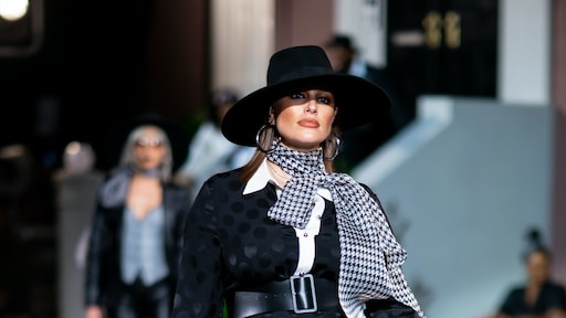 Zwangere Ashley Graham straalt op de catwalk