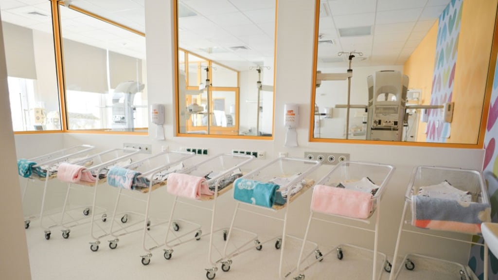 Minister Dekker opent meldpunt voor gedwongen adoptie