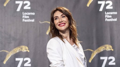 Carice van Houten reikt Emmy Award uit