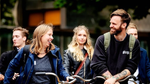 Tim Hofman overhandigt manifest aan Rutte