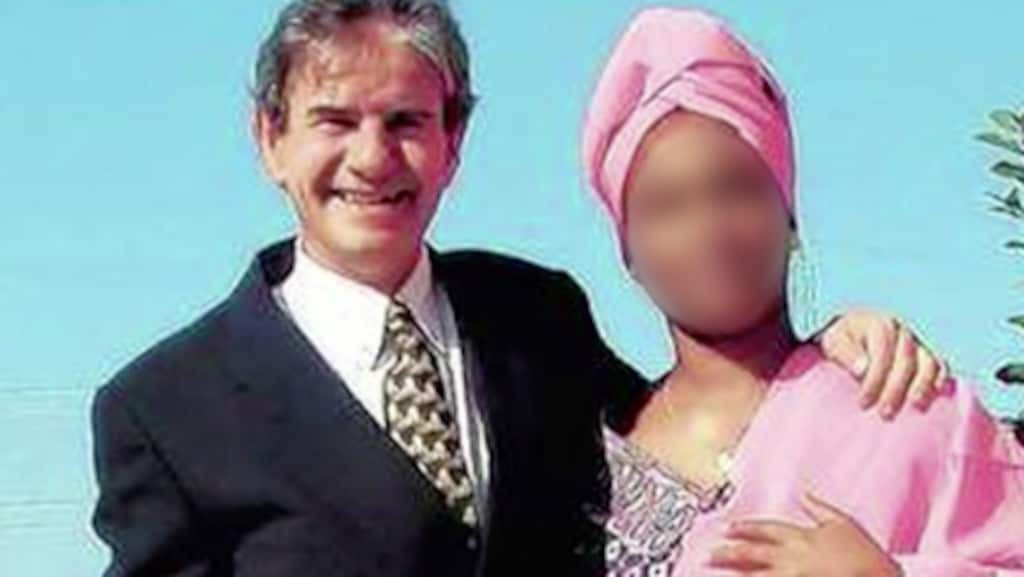 John van den Heuvel met zus Tob Cohen op plaats delict in Kenia