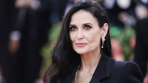 Demi Moore pronkt naakt op cover Harpers Bazaar