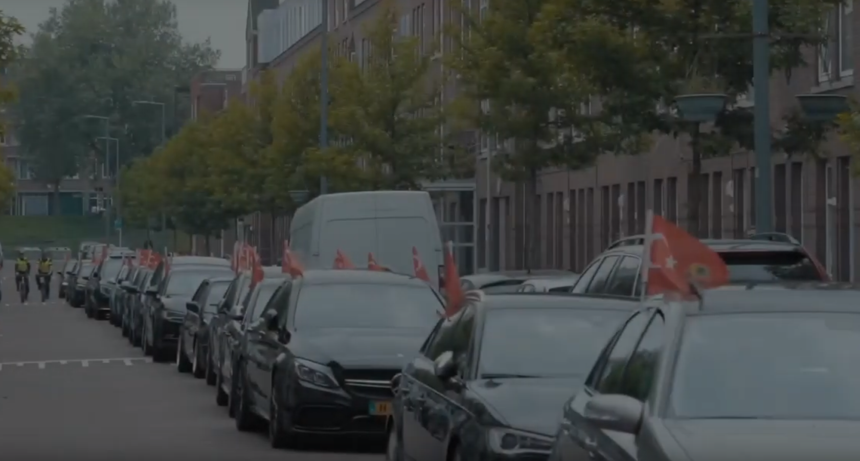 De stoet bij de bruiloft van Serdar Tetik.