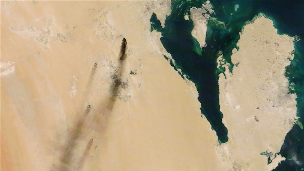 Satellietbeelden van de NASA laten de rook zien na de reeks aanvallen.