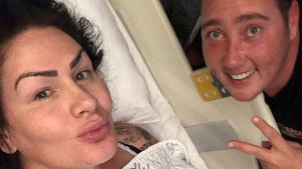 Louisa Janssen laat zich onder handen nemen door arts