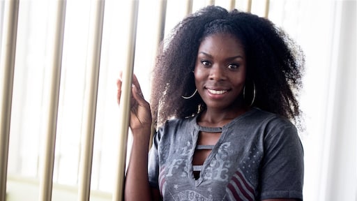 Imanuelle Grives klimt in de pen voor autobiografie