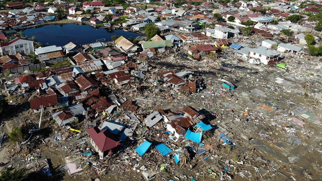 Verwoeste huizen in het Indonesische Sulawesi, na de tsunami in 2018. Daarbij kwamen 4340 mensen om.
