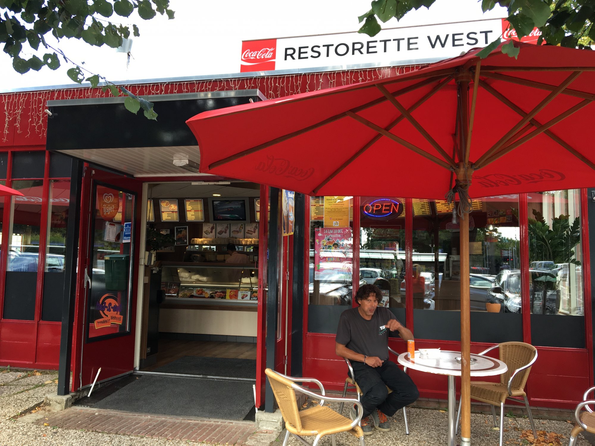 John Brands bij de snackbar die tegenover de overweg zit. 