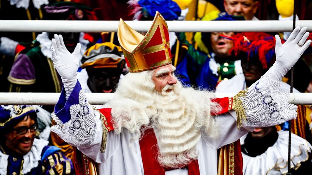 Sinterklaas ruilt boot in voor trein tijdens intocht Apeldoorn