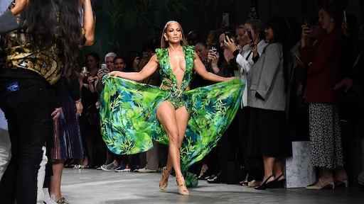 Internet lyrisch over Jennifer Lopez in iconische Versace-jurk