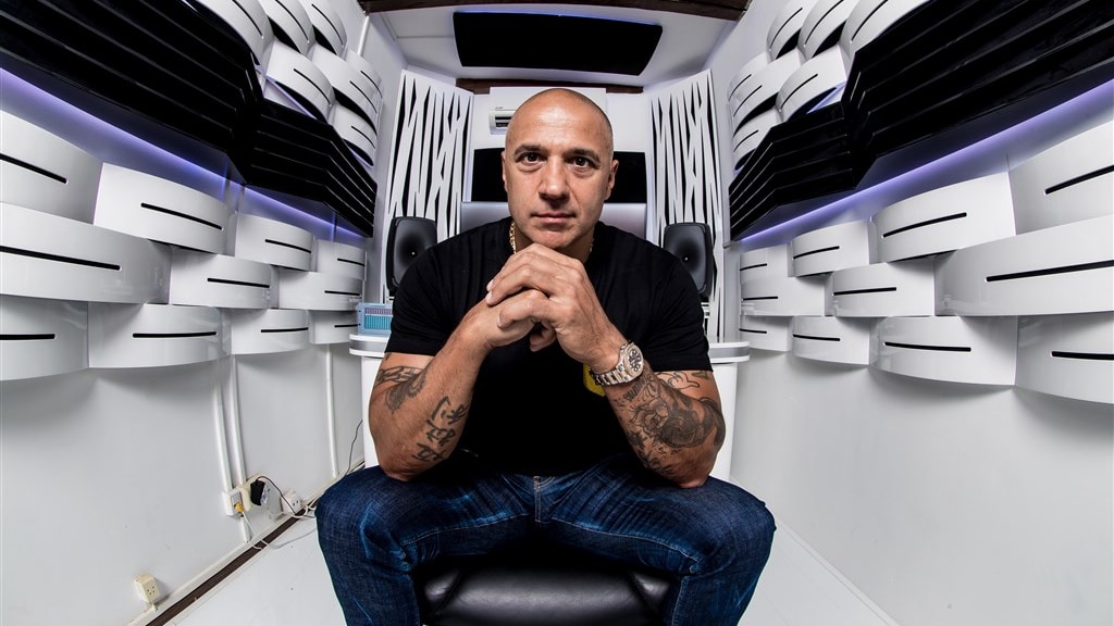 Paul Elstak viert jubileum met The Partysquad en Jebroer