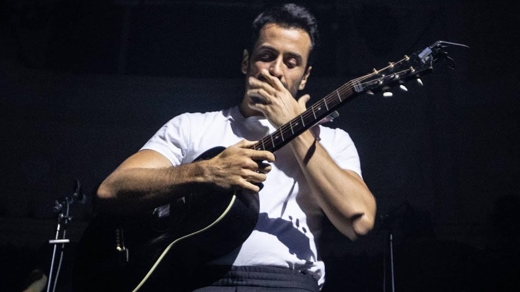 Dotan geëmotioneerd tijdens eerste optreden na 'trollengate'