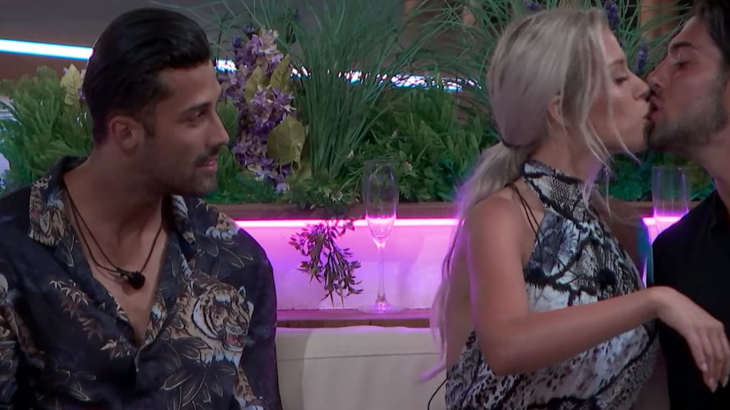 Love Island-koppels kunnen nu al niet van elkaar afblijven