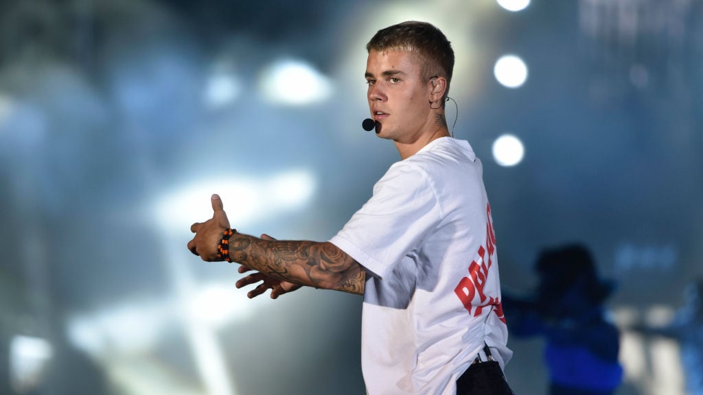 Justin Bieber shined met paarse diamanten in zijn mond