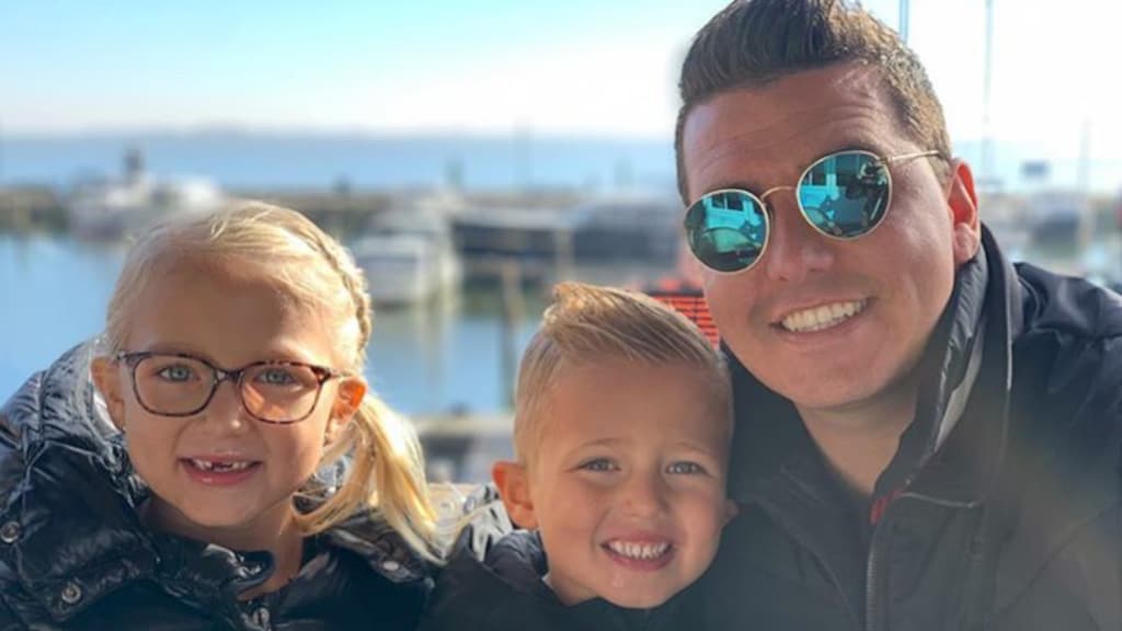 Zzz... Dochtertje Jan Smit valt in slaap bij zijn muziek