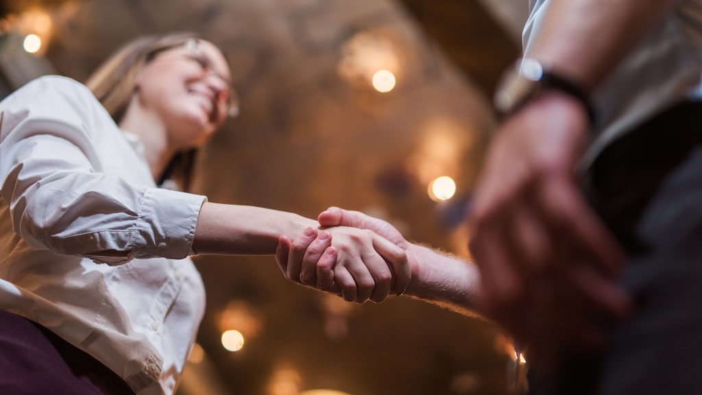 Vind jij handen schudden op verjaardagen vies? 'Het is juist gezond om te doen'