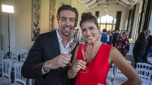 Mattie en Marieke zorgen voor een feestje op de snelweg