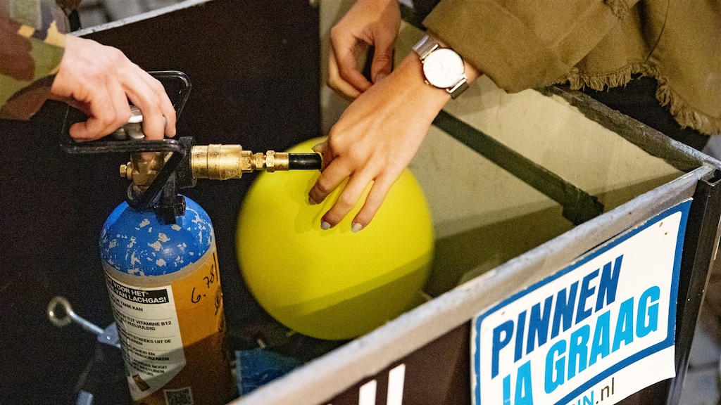 Lachgas gebruikende automobilist filmt eigen achtervolging