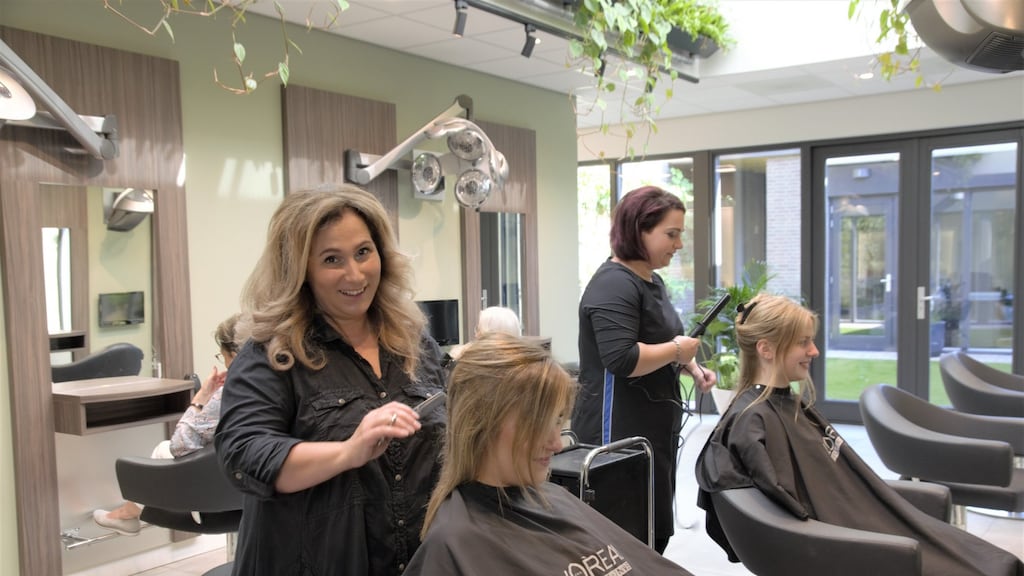 Deze kapsalon is energieneutraal: 'Er zijn meer idioten zoals ik nodig'