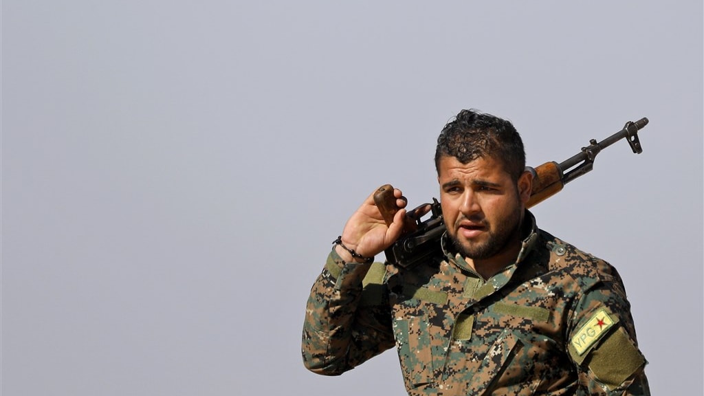 Een Syrisch-Koerdische strijder.